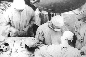 You are currently viewing Medical History Moment – First Successful Kidney Transplant